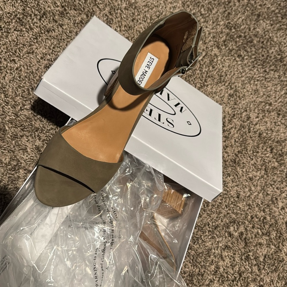 Brand new Steve Madden sz 10 green gerard sandals